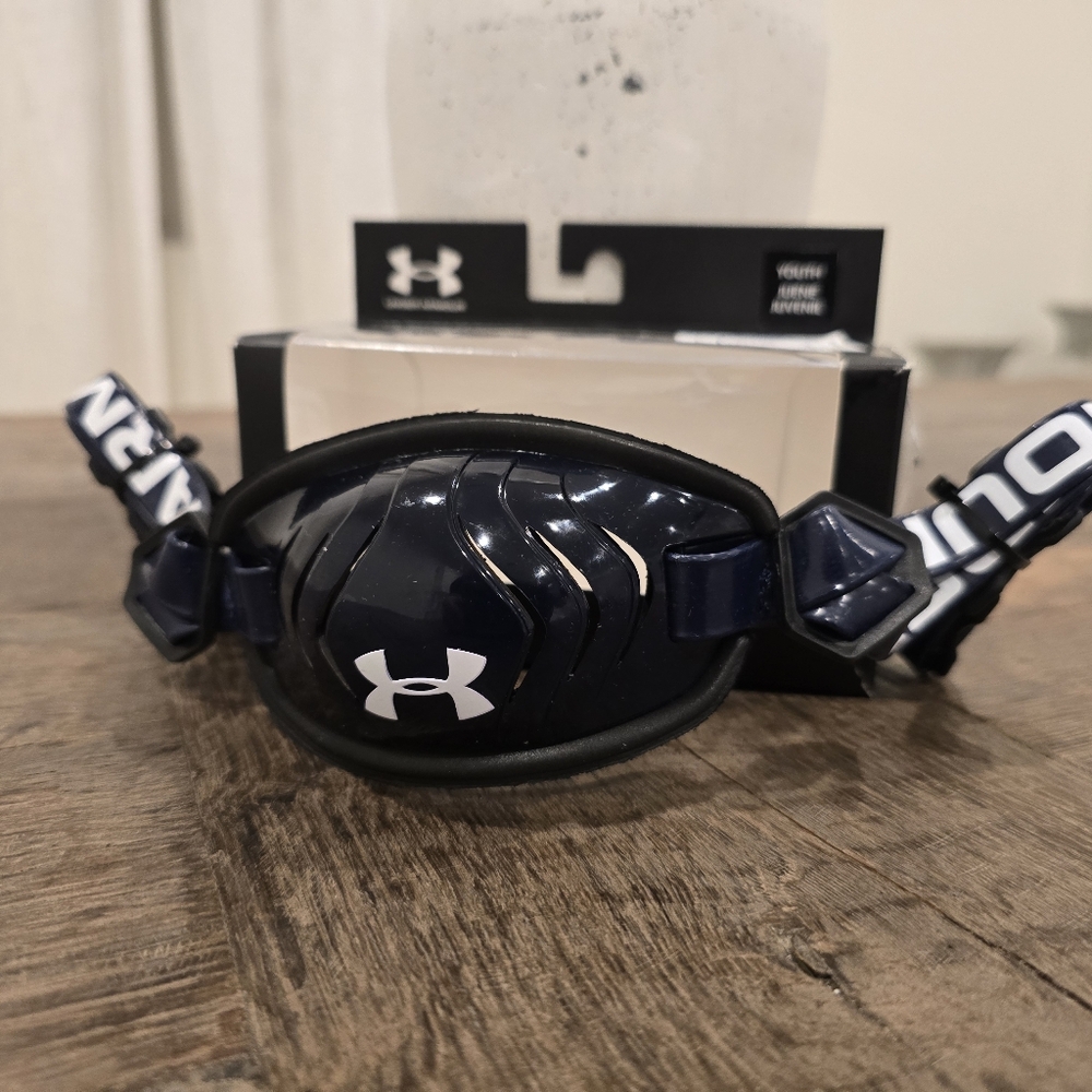 UNDER ARMOUR SPOTLIGHT CHIN STRAP FOOTBALL YOUTH